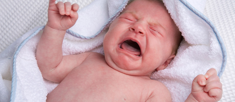 Calmer un bébé qui pleure : pourquoi les bébés pleurent la nuit